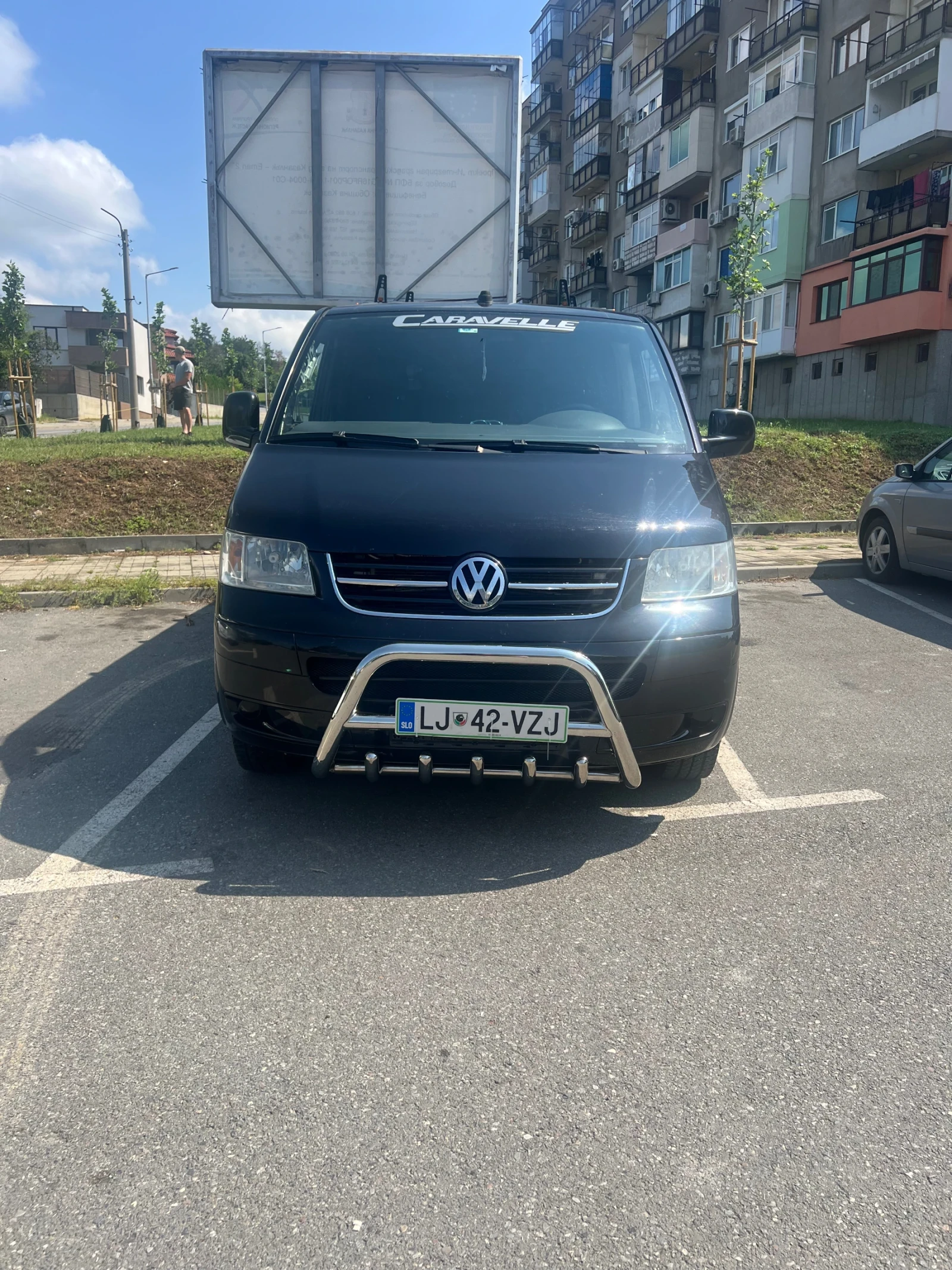 VW Caravelle 2, 5 174hp НАВИ 9 места Макси, снимка 2 - Бусове и автобуси - 54770660