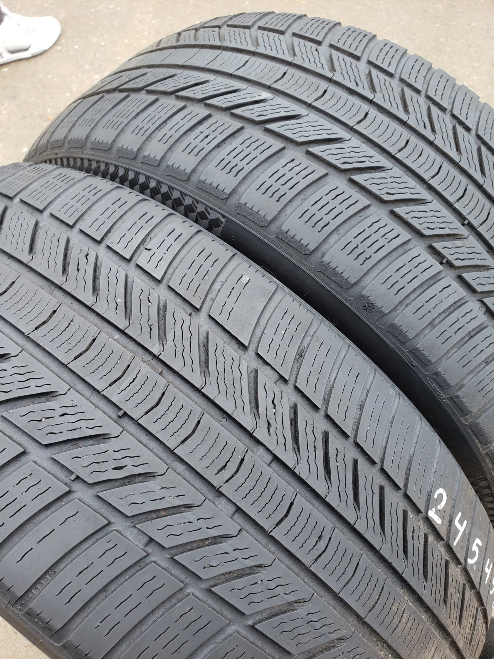 Гуми Зимни 245/45R19, снимка 4 - Гуми и джанти - 56269616