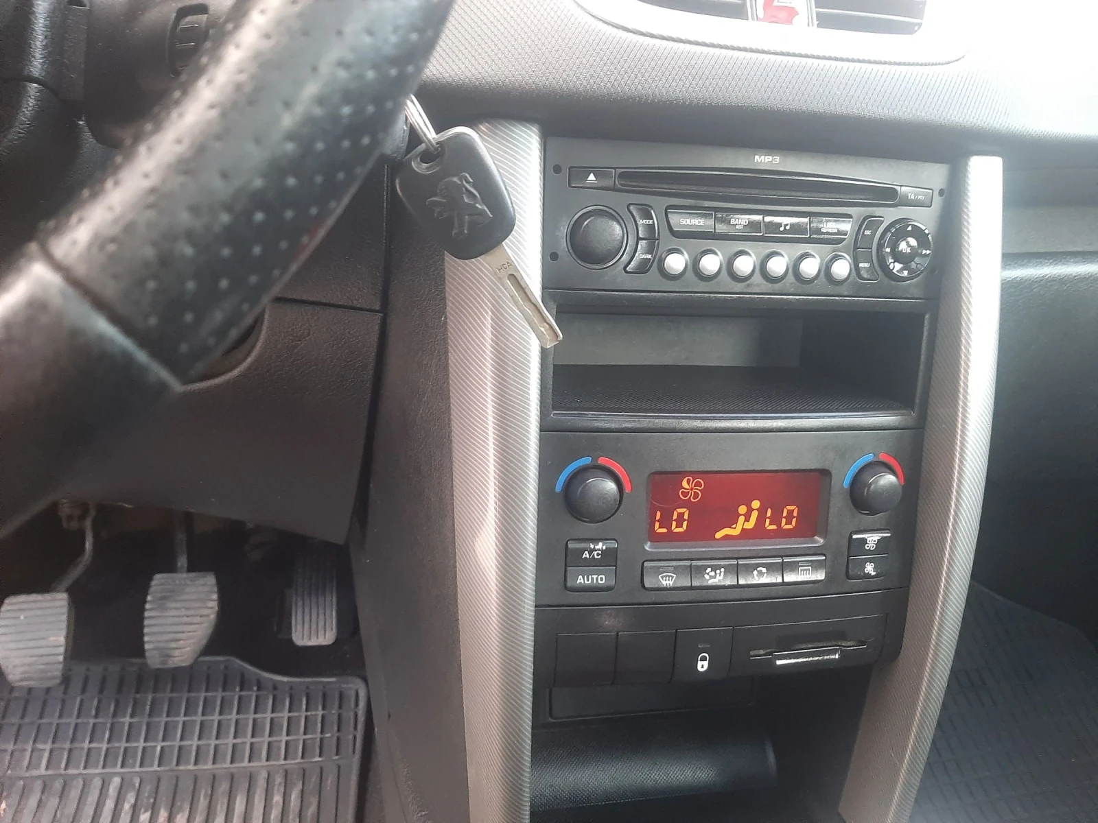 Peugeot 207 1.4i KLIMATRON PANORAMA - изображение 10