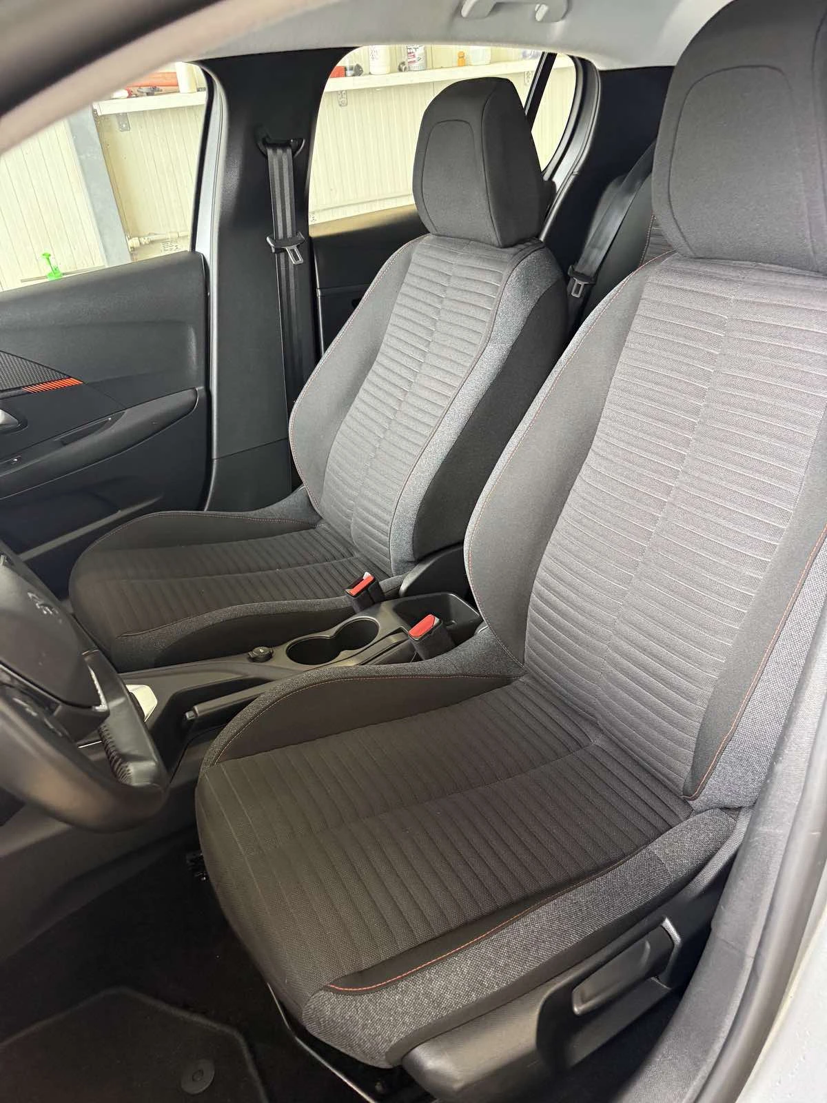 Peugeot 208 1.2 PureTech 85000km!, снимка 7 - Автомобили и джипове - 53888551