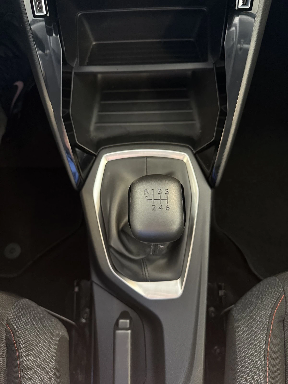 Peugeot 208 1.2 PureTech 85000km!, снимка 11 - Автомобили и джипове - 53888551