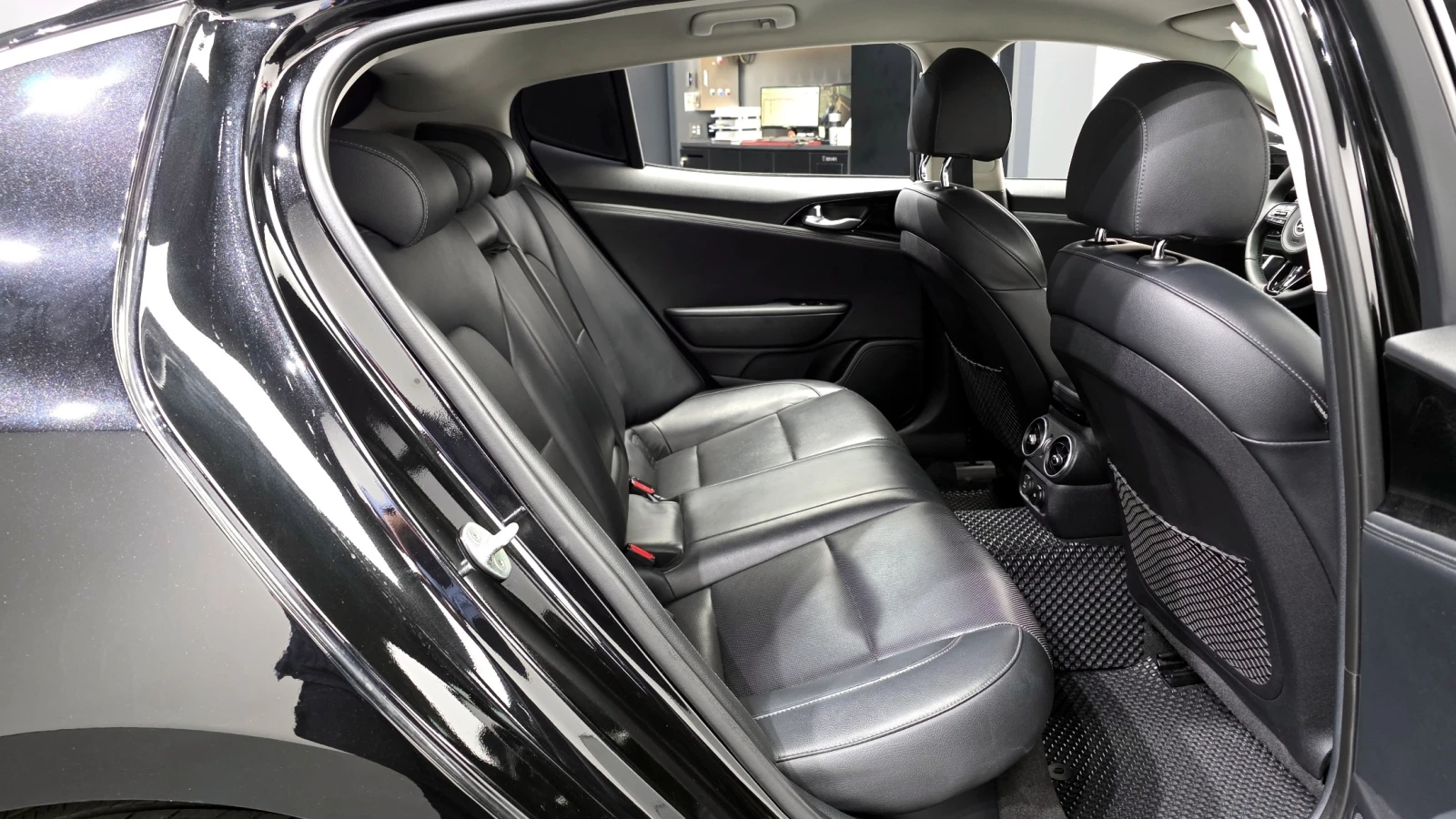 Kia Stinger 2.2 CRDi AWD Platinum | HUD | AWD, снимка 11 - Автомобили и джипове - 55546750