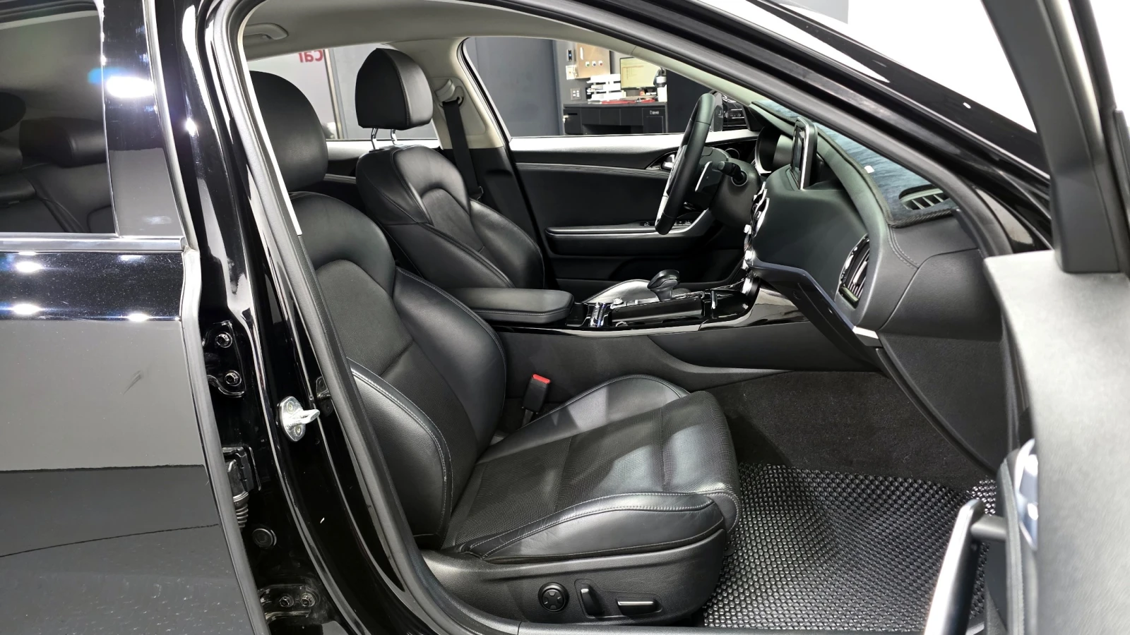 Kia Stinger 2.2 CRDi AWD Platinum | HUD | AWD, снимка 12 - Автомобили и джипове - 55546750
