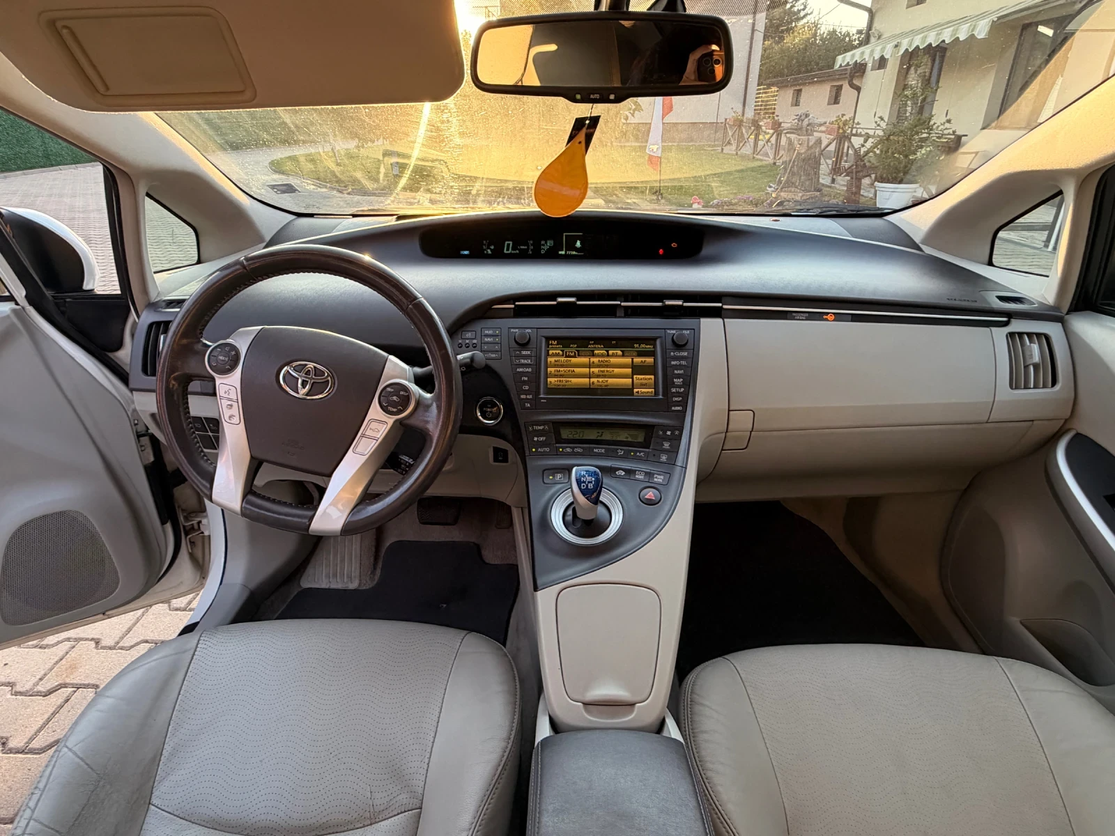 Toyota Prius 1.8 HYBRID FULL ЕКСТРИ, снимка 9 - Автомобили и джипове - 55704097
