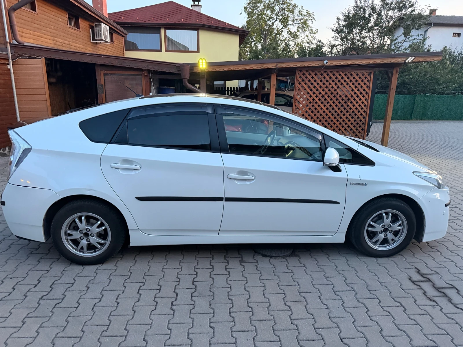 Toyota Prius 1.8 HYBRID FULL ЕКСТРИ, снимка 4 - Автомобили и джипове - 55704097