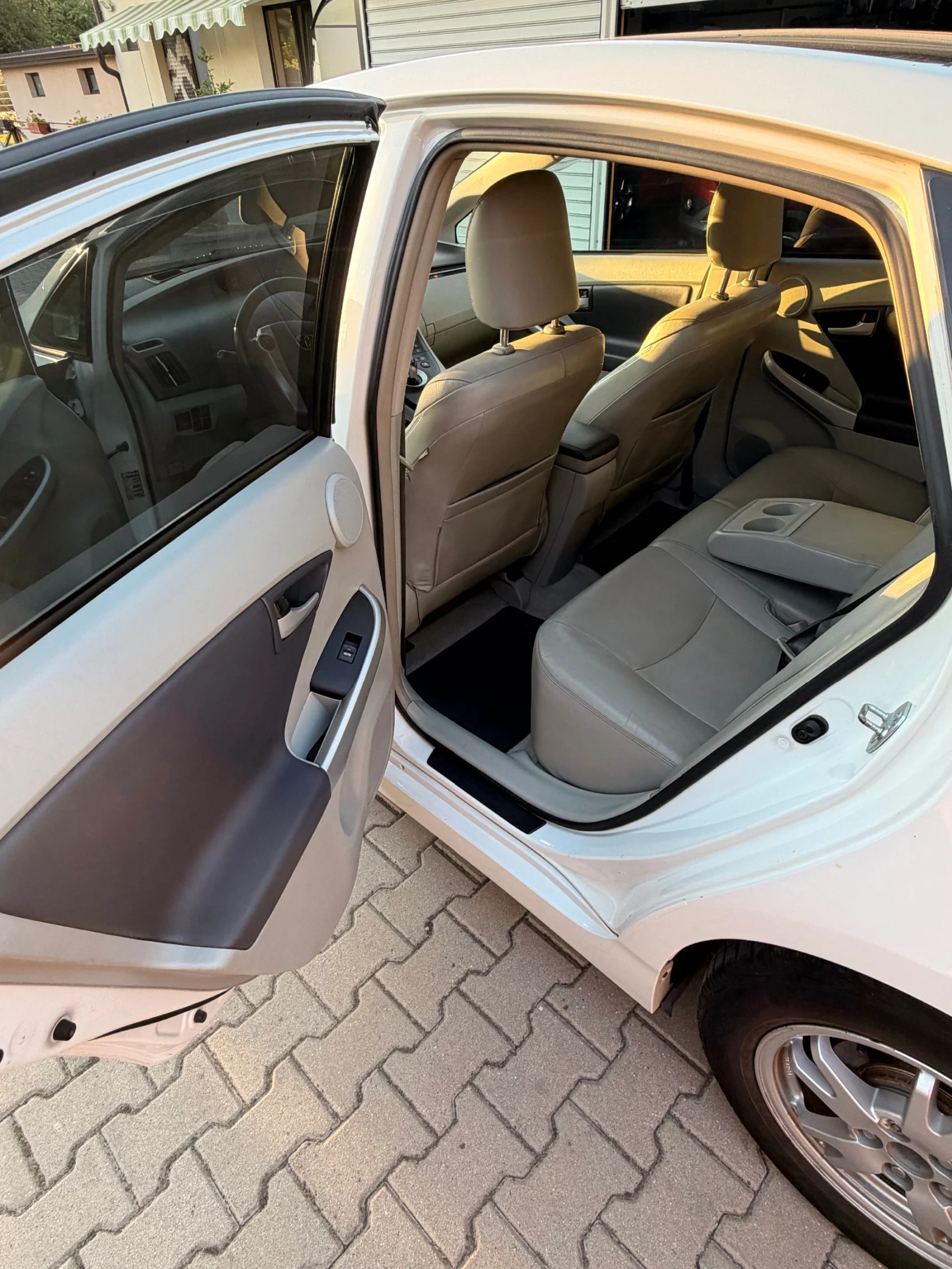 Toyota Prius 1.8 HYBRID FULL ЕКСТРИ, снимка 8 - Автомобили и джипове - 55704097