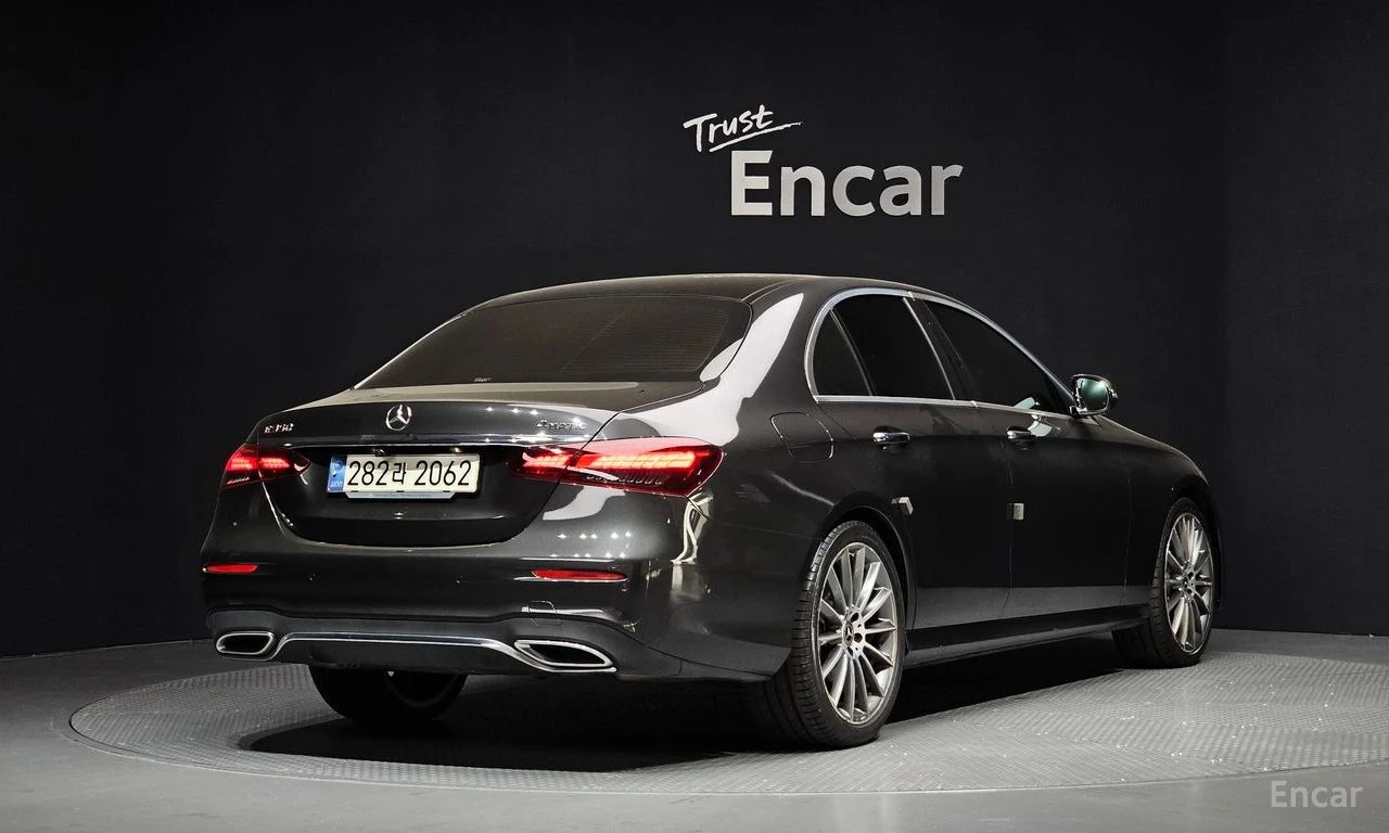 Mercedes-Benz E 350 AMG* LINE* 4MATIC* BURMESTER* ДИСТРОНИК* ХЕДЪП* 36, снимка 2 - Автомобили и джипове - 55901635
