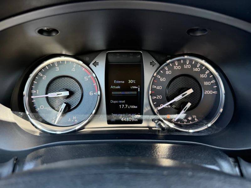 Toyota Hilux 2.4d4d, снимка 15 - Автомобили и джипове - 51547192