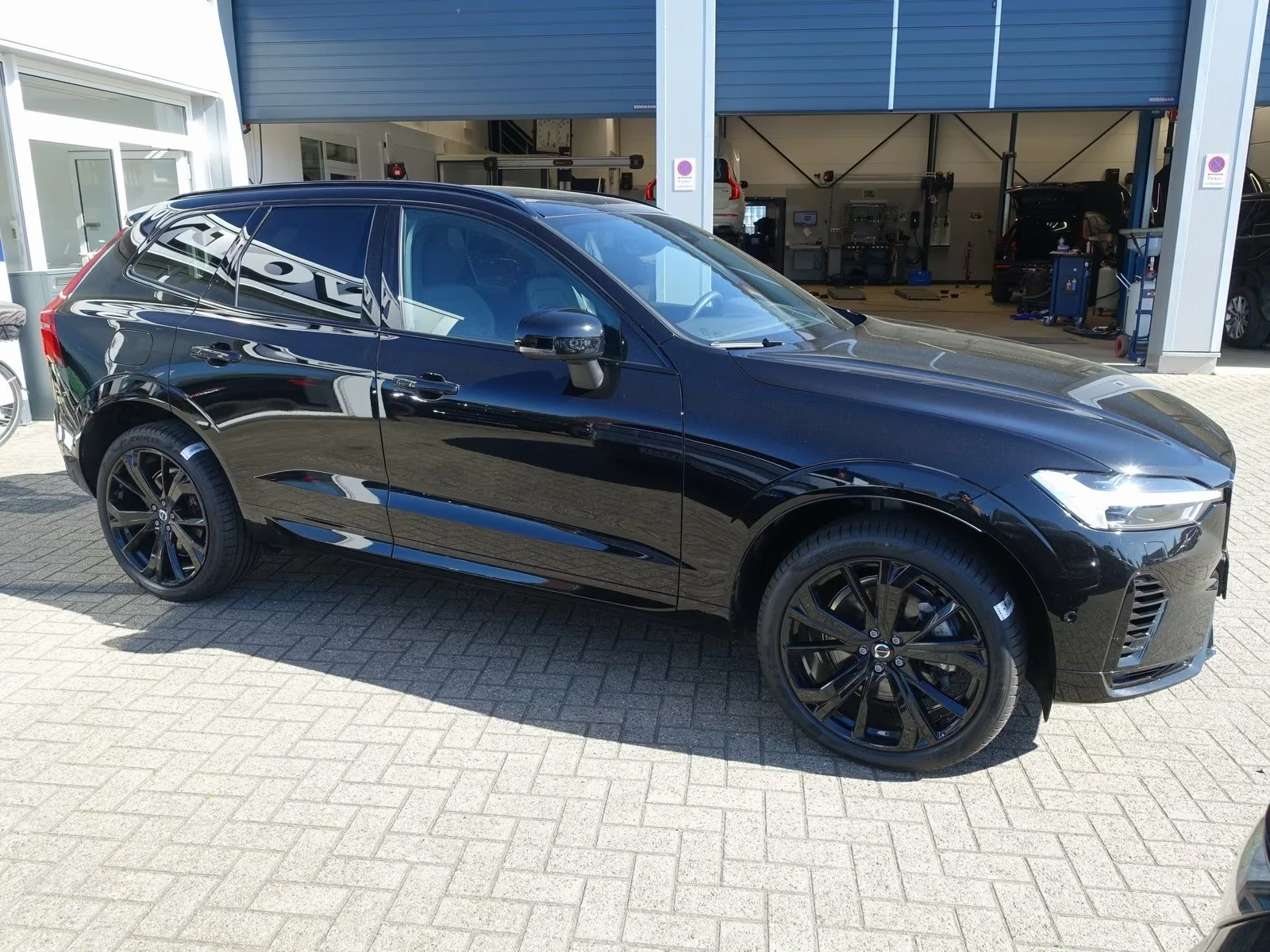 Volvo XC60 T8 AWD Black Edition Plus, снимка 6 - Автомобили и джипове - 54458495