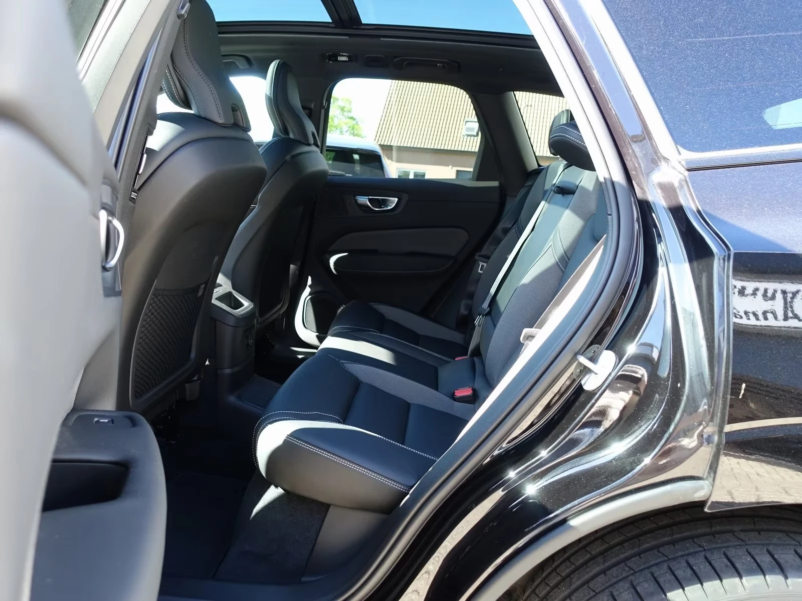 Volvo XC60 T8 AWD Black Edition Plus, снимка 14 - Автомобили и джипове - 54458495