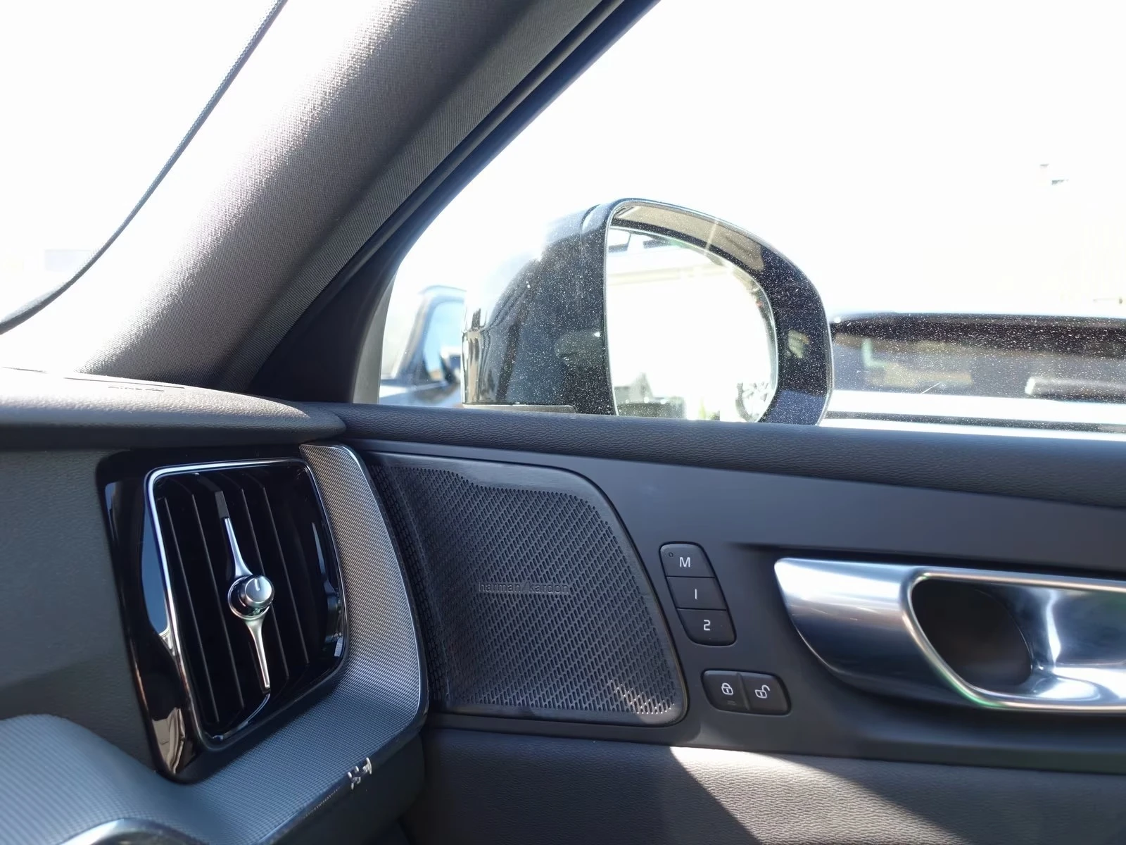 Volvo XC60 T8 AWD Black Edition Plus, снимка 12 - Автомобили и джипове - 54458495