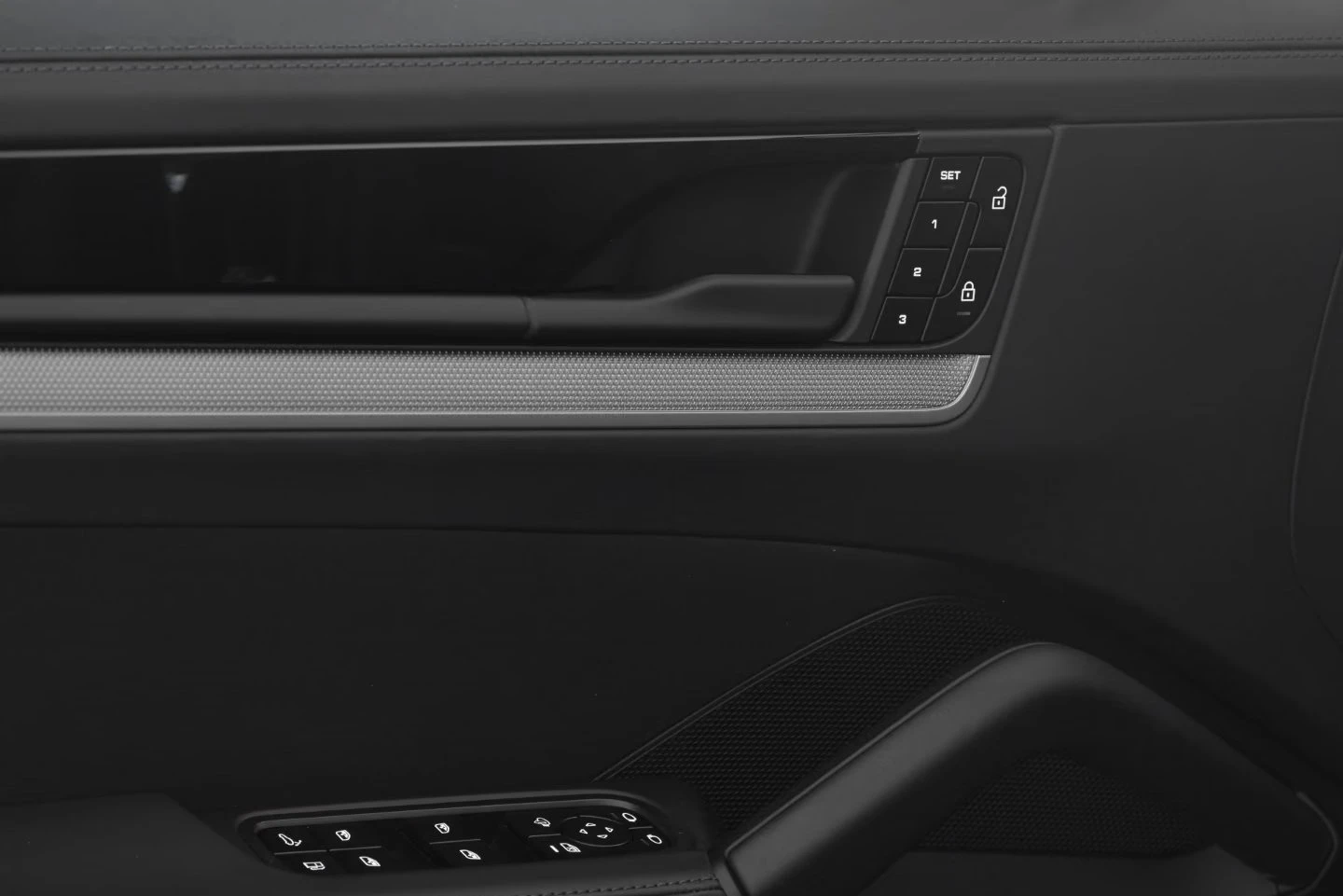 Porsche Cayenne E-HYBRID / BOSE / HUD / 360 / , снимка 6 - Автомобили и джипове - 56534013