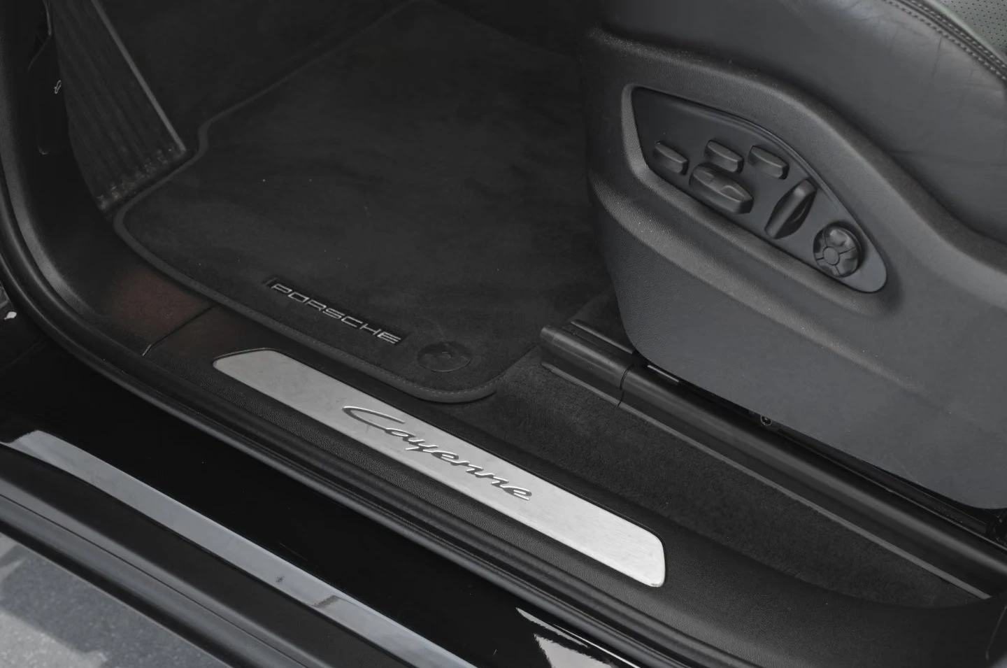 Porsche Cayenne E-HYBRID / BOSE / HUD / 360 / , снимка 8 - Автомобили и джипове - 56534013