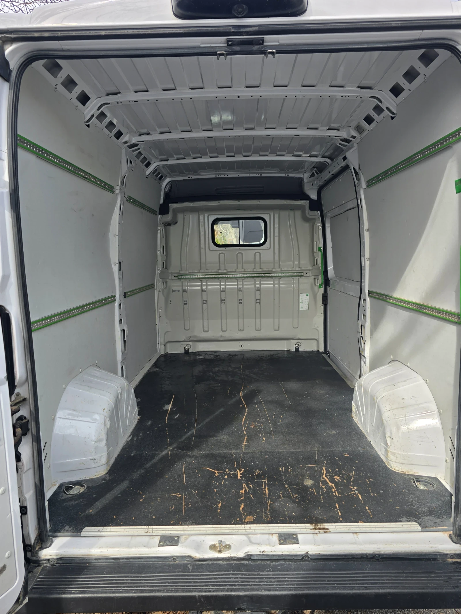 Peugeot Boxer Фургон 335 L2H2, снимка 16 - Бусове и автобуси - 53509101