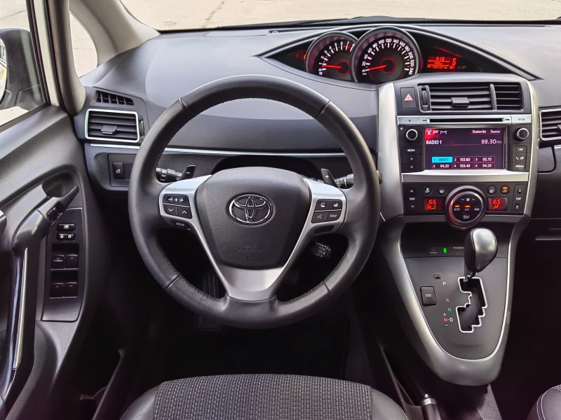 Toyota Verso 1.8i AUTOMATIC, снимка 13 - Автомобили и джипове - 47261730