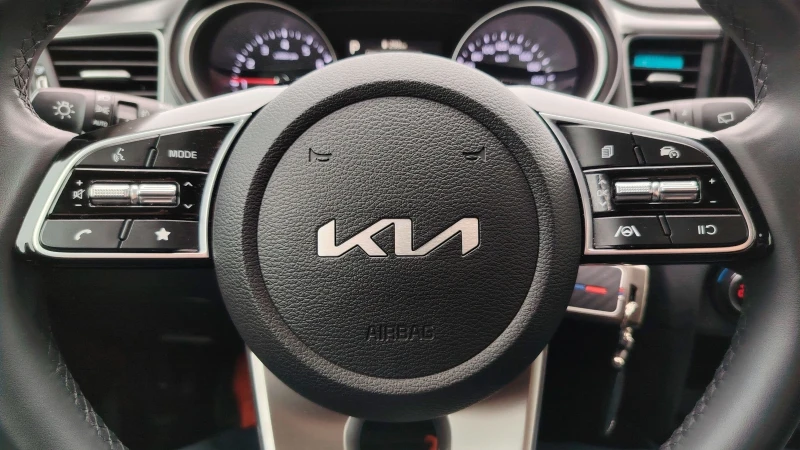 Kia Ceed 1.5-T-GDI-140кс БЕНЗИН, снимка 13 - Автомобили и джипове - 53392529