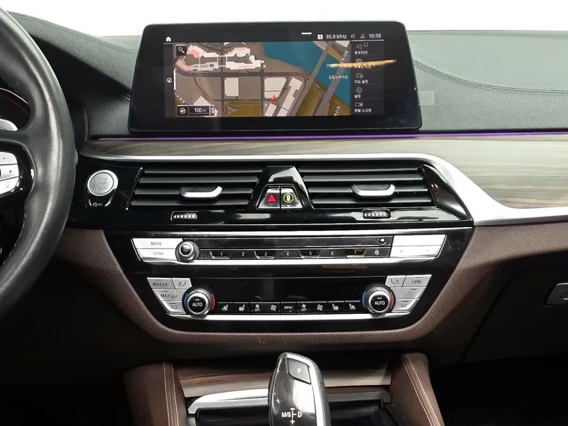 BMW 520 xDrive Luxury Plus, снимка 13 - Автомобили и джипове - 56071152