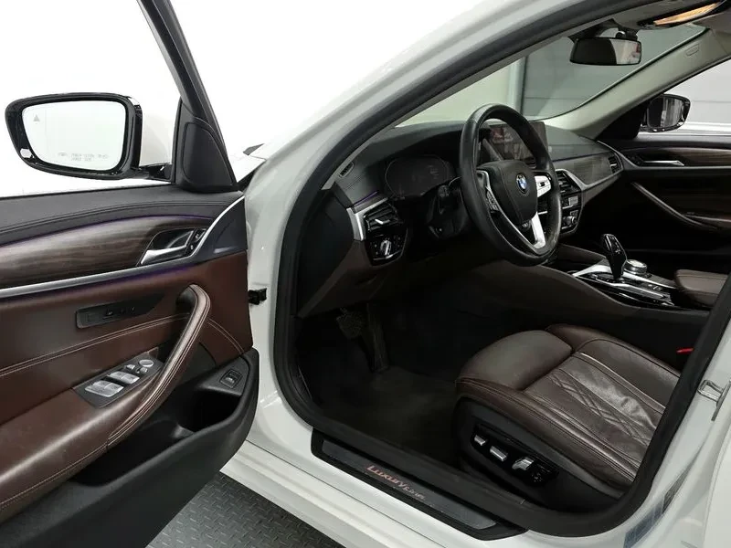 BMW 520 xDrive Luxury Plus, снимка 10 - Автомобили и джипове - 56071152