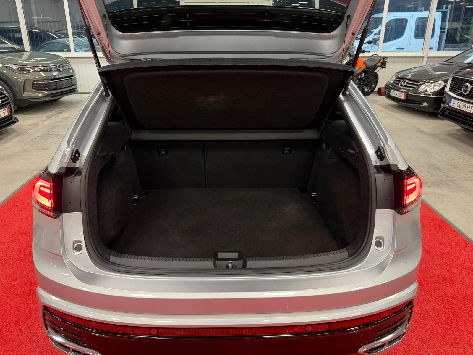VW Taigo 2023 | R-line | 1.0 TSI | DSG7 | IQ Light, снимка 16 - Автомобили и джипове - 54724656