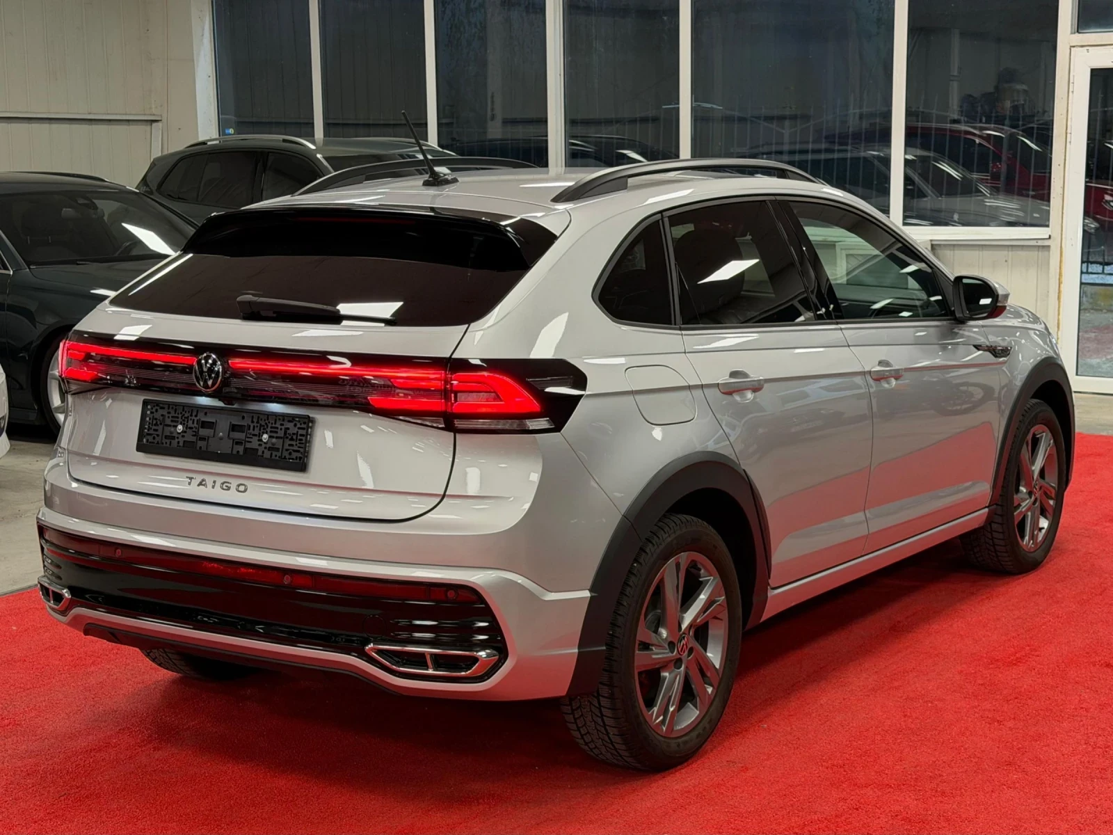 VW Taigo 2023 | R-line | 1.0 TSI | DSG7 | IQ Light, снимка 6 - Автомобили и джипове - 54724656