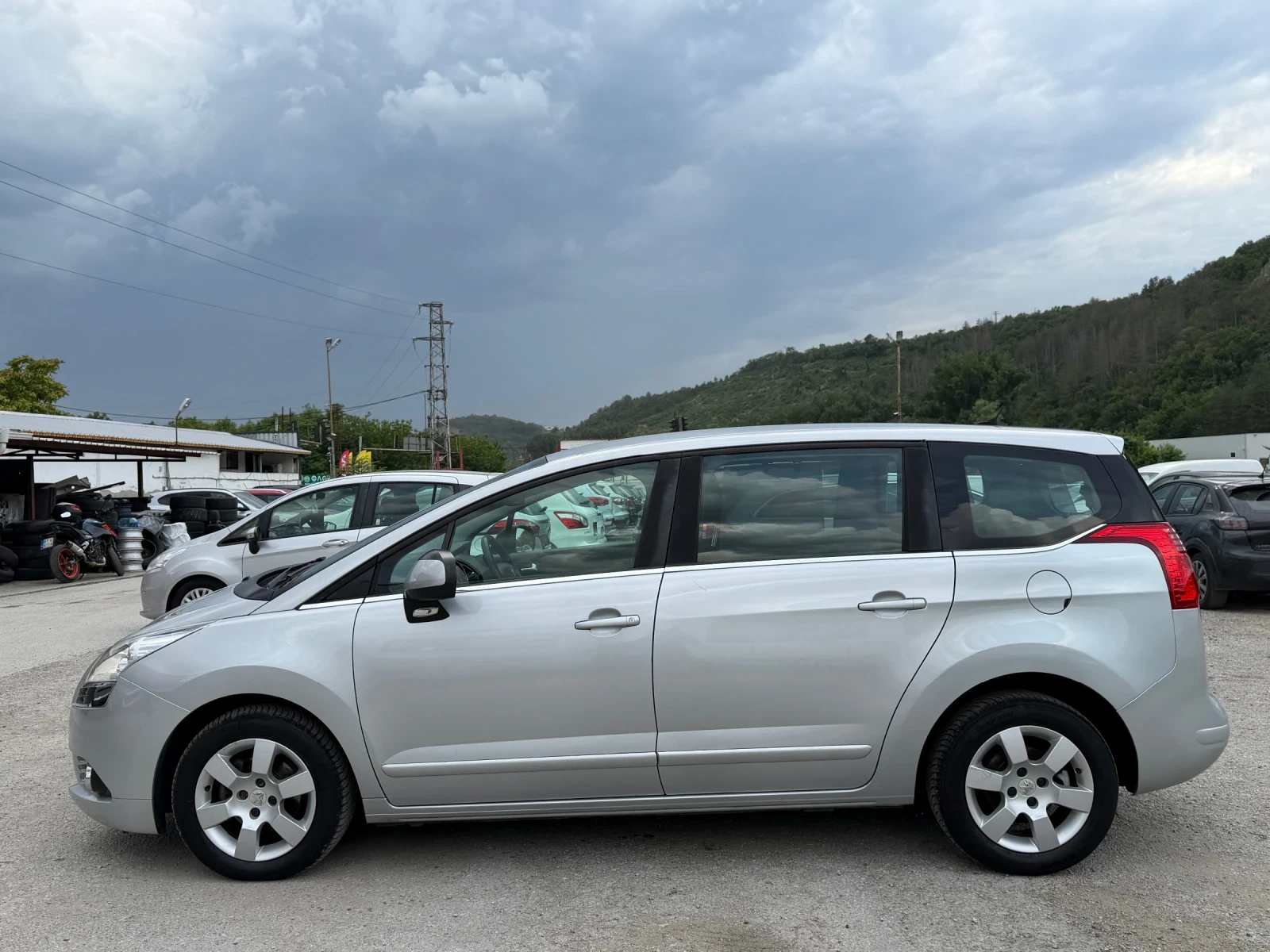 Peugeot 5008 1.6HDI 7МЕСТА/KLIMATRONIK/ЛЕТИ ДЖ./УНИКАТ, снимка 6 - Автомобили и джипове - 55211326