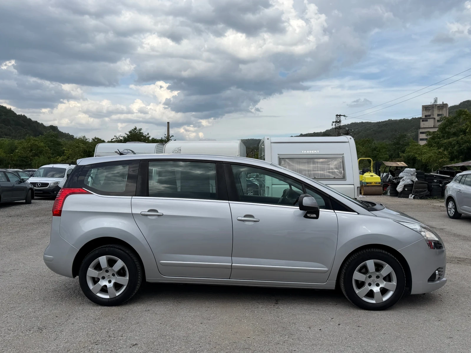 Peugeot 5008 1.6HDI 7МЕСТА/KLIMATRONIK/ЛЕТИ ДЖ./УНИКАТ, снимка 2 - Автомобили и джипове - 55211326