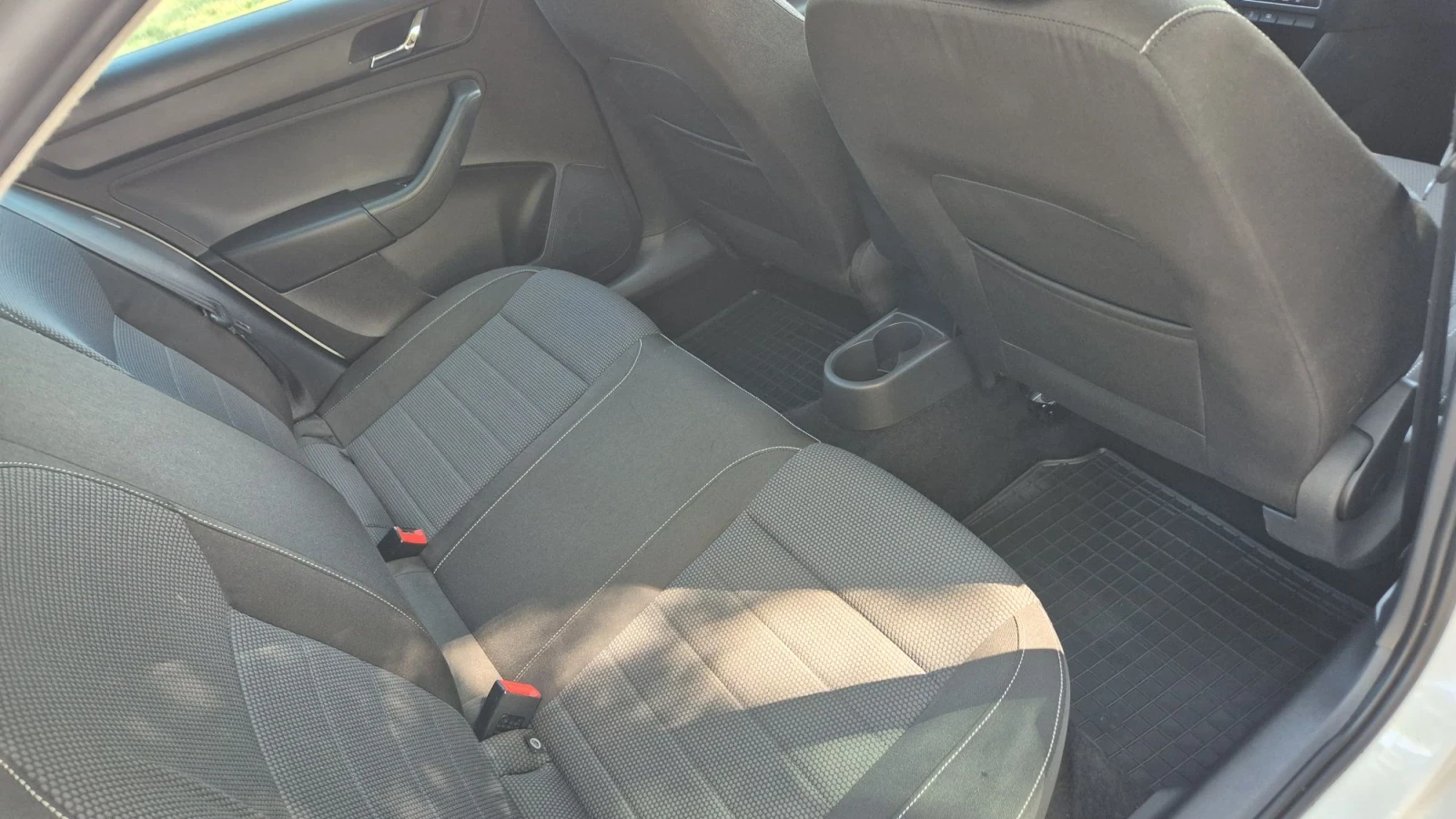 Skoda Rapid 1.6TDI 105К.С.ПЕРФЕКТНА, снимка 17 - Автомобили и джипове - 55565932
