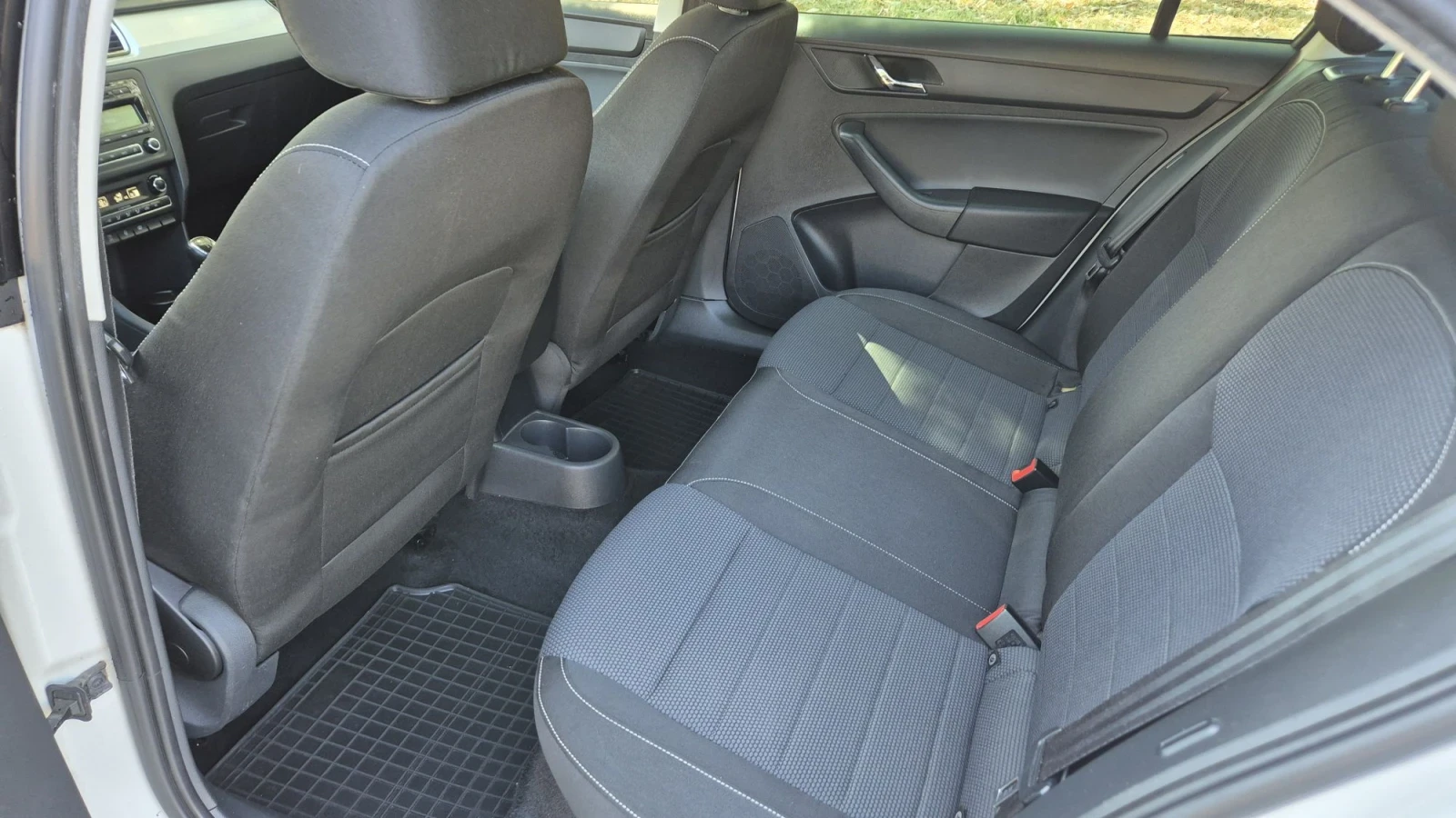 Skoda Rapid 1.6TDI 105К.С.ПЕРФЕКТНА, снимка 14 - Автомобили и джипове - 55565932