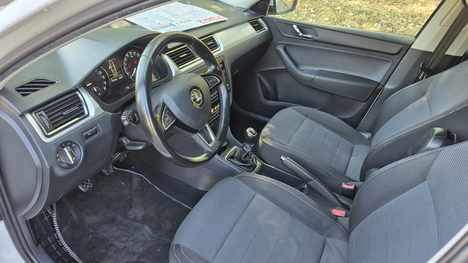 Skoda Rapid 1.6TDI 105К.С.ПЕРФЕКТНА, снимка 15 - Автомобили и джипове - 55565932
