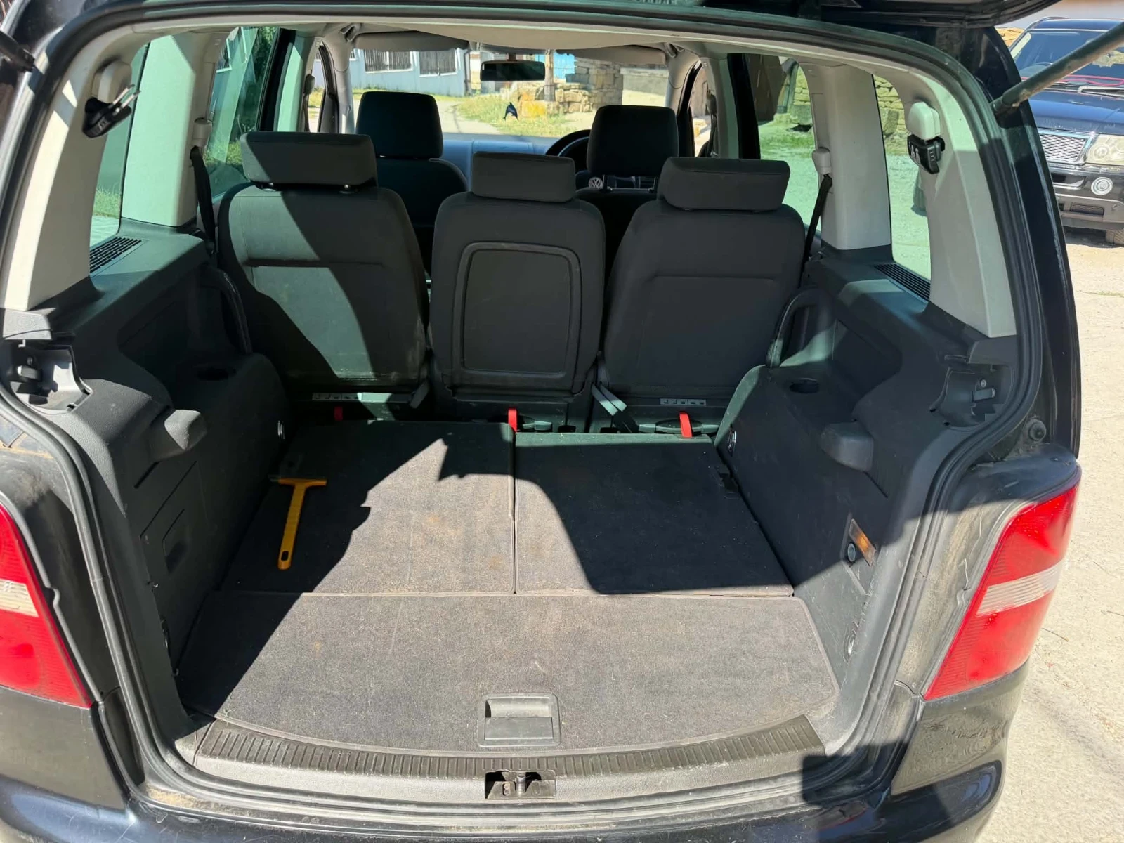 VW Touran 2.0TDI 140к.с /7-местен/ ДЕСЕН ВОЛАН, снимка 9 - Автомобили и джипове - 55752485