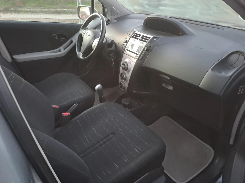 Toyota Yaris 1.3i ESKLUZIVE SPEZIALL, снимка 9 - Автомобили и джипове - 53284174
