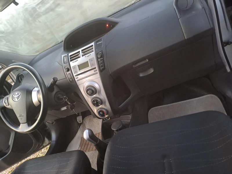 Toyota Yaris 1.3i ESKLUZIVE SPEZIALL, снимка 13 - Автомобили и джипове - 53284174