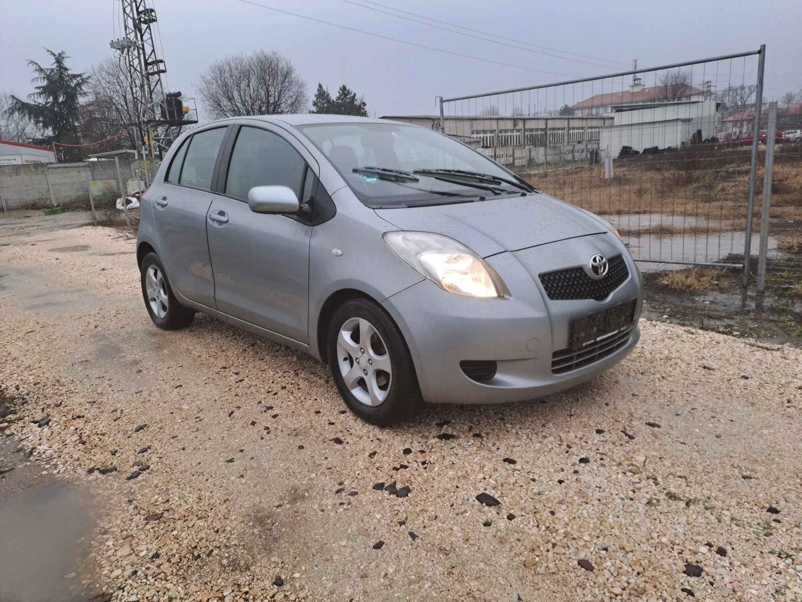 Toyota Yaris 1.3i ESKLUZIVE SPEZIALL - изображение 2