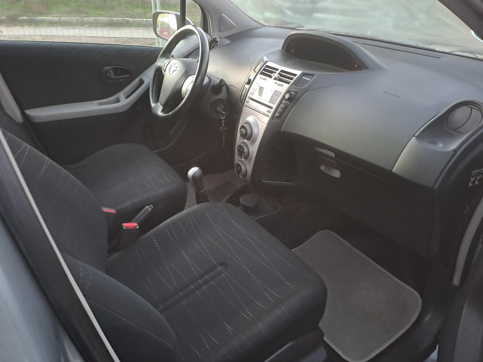 Toyota Yaris 1.3i ESKLUZIVE SPEZIALL - изображение 9