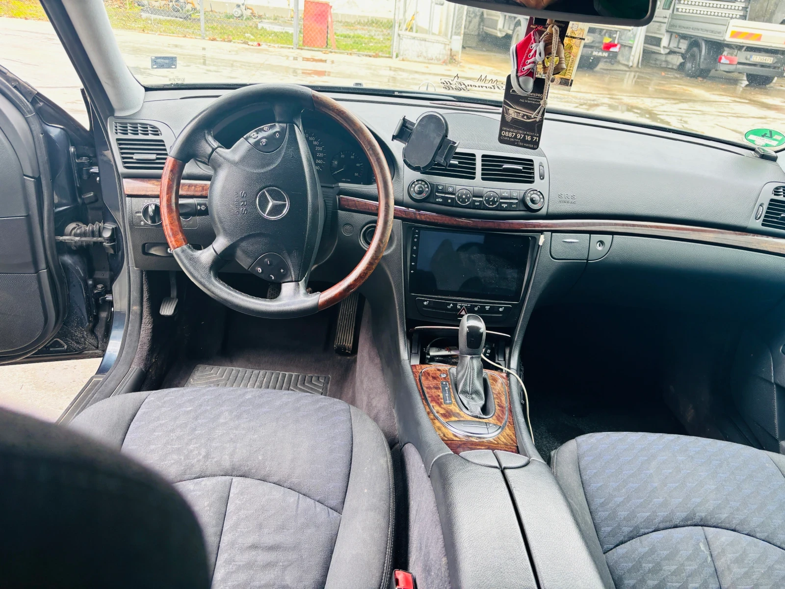 Mercedes-Benz E 220, снимка 4 - Автомобили и джипове - 53990673