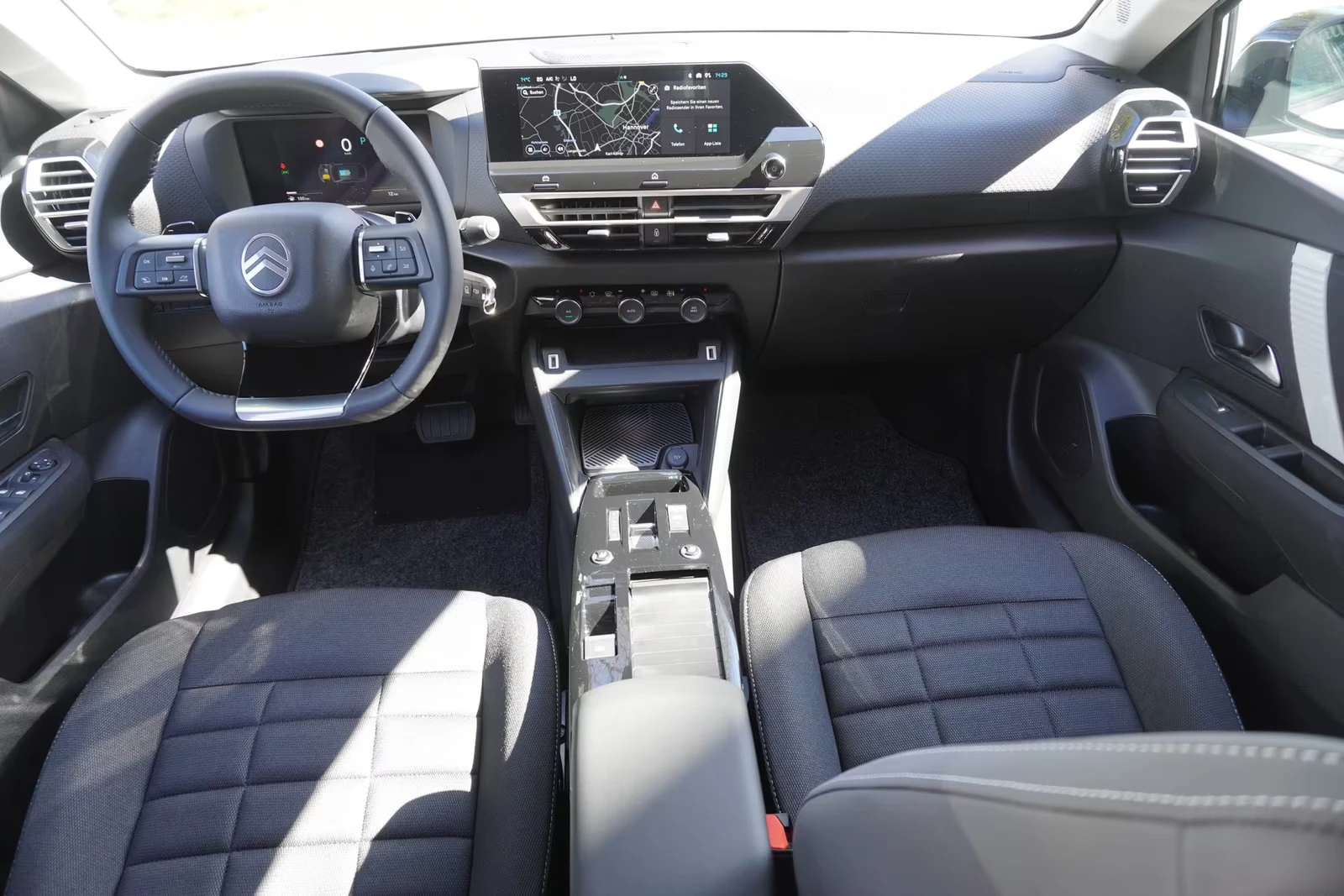 Citroen C4 1.2HEV/145HP/FACE-LIFT/CAM/LED/NAVI/CPLAY/135q, снимка 8 - Автомобили и джипове - 54125413