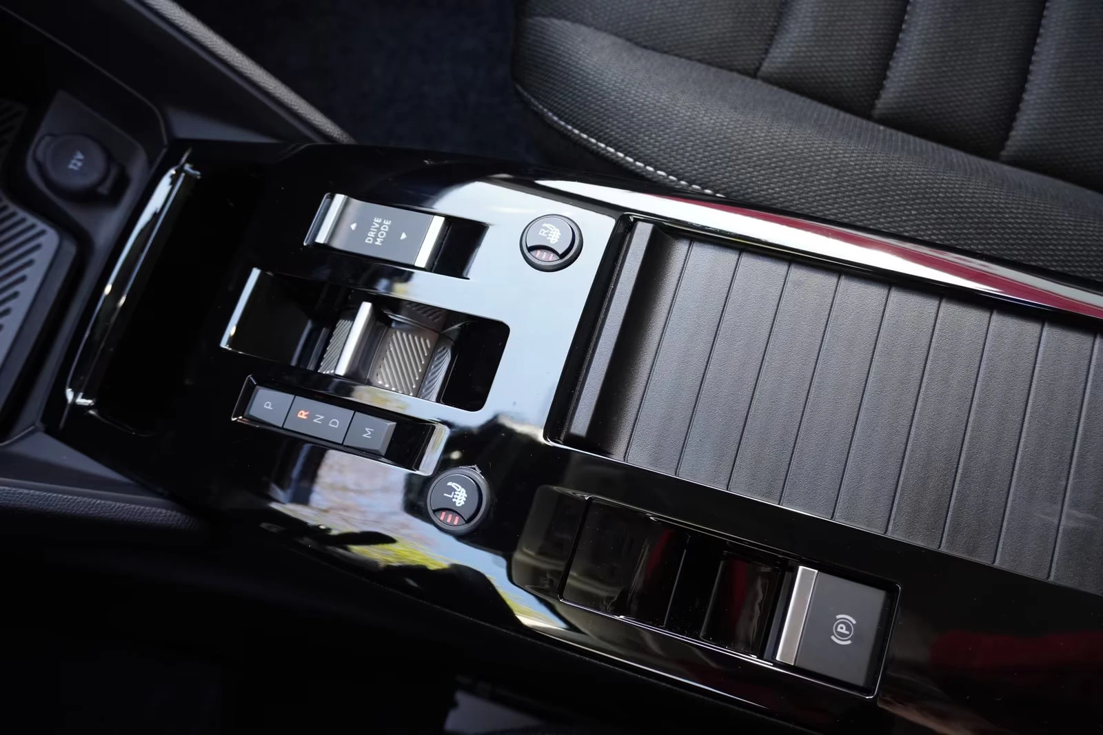 Citroen C4 1.2HEV/145HP/FACE-LIFT/CAM/LED/NAVI/CPLAY/135q, снимка 13 - Автомобили и джипове - 54125413