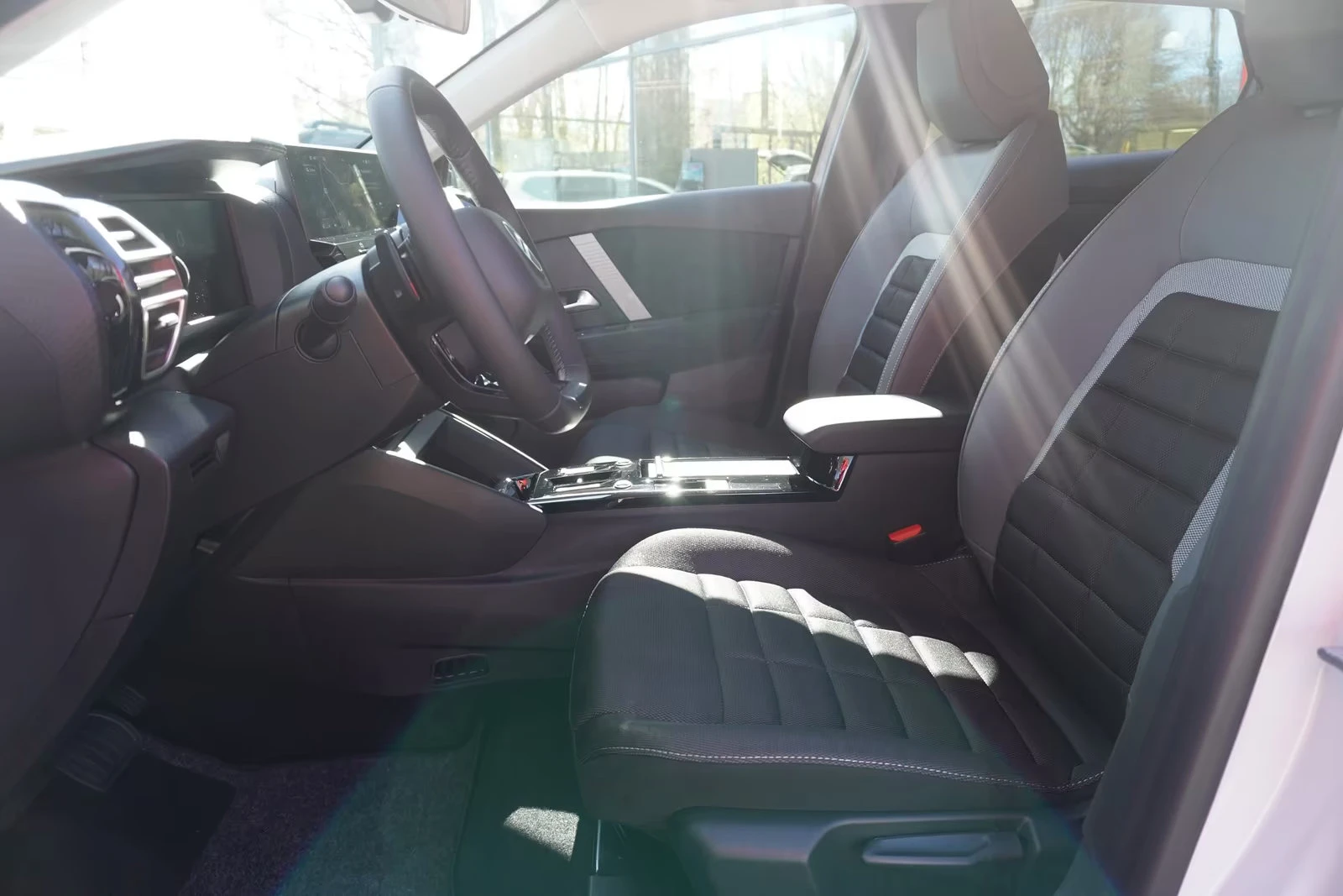 Citroen C4 1.2HEV/145HP/FACE-LIFT/CAM/LED/NAVI/CPLAY/135q, снимка 6 - Автомобили и джипове - 54125413