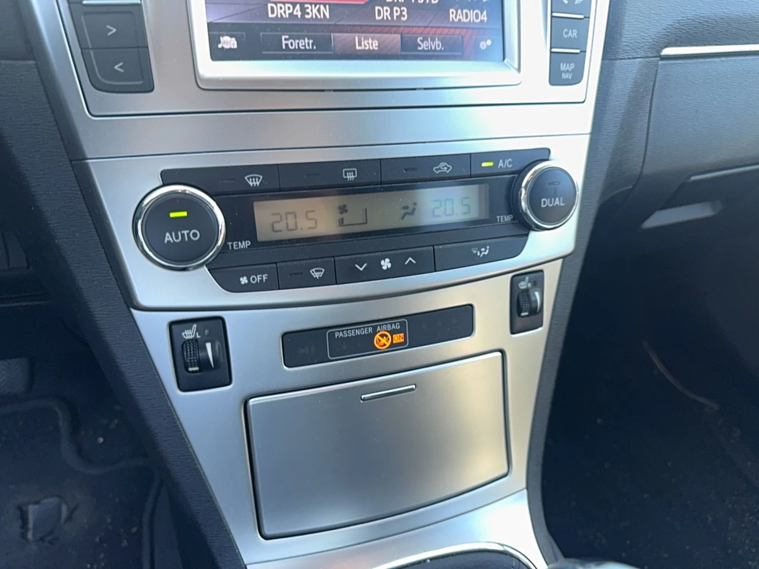 Toyota Avensis 1.8 Бензин , снимка 8 - Автомобили и джипове - 56321966