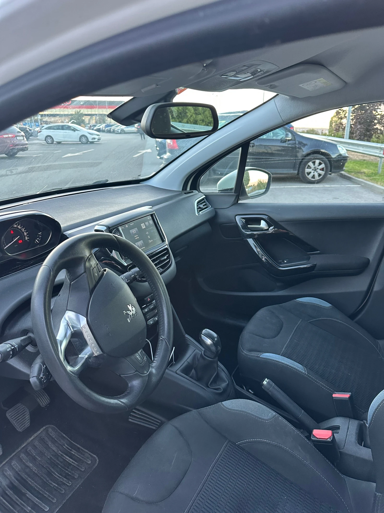 Peugeot 208 1.2 Turbo, снимка 10 - Автомобили и джипове - 56349884