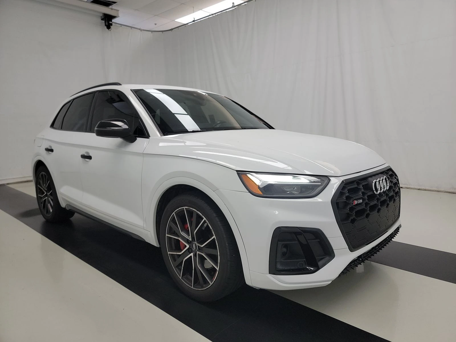 Audi SQ5 BLACK OPTIC* DISTRONIK* B&O* 360* DIGITAL* CARBON* - изображение 3