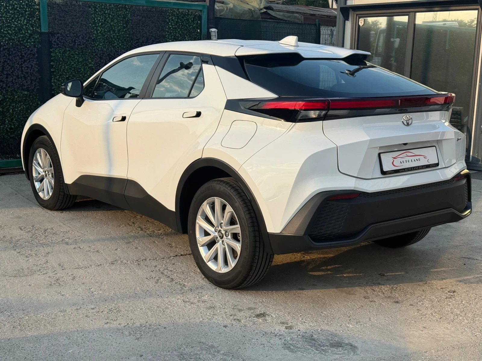 Toyota C-HR LED/NAVI/CARPLAY/CAM/СОБСТВЕН ЛИЗИНГ - изображение 6