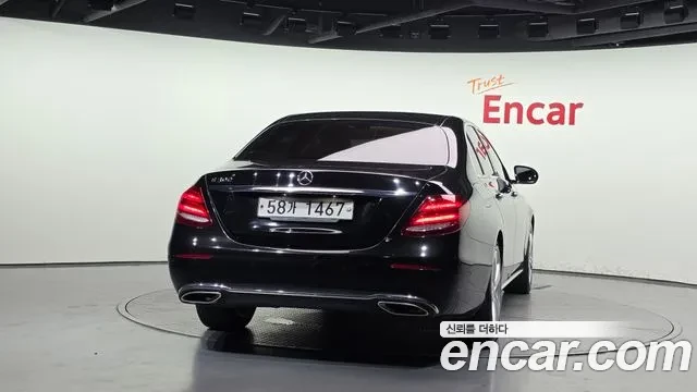 Mercedes-Benz E 200 Avantgarde, АВТОКРЕДИТ, снимка 4 - Автомобили и джипове - 56059399