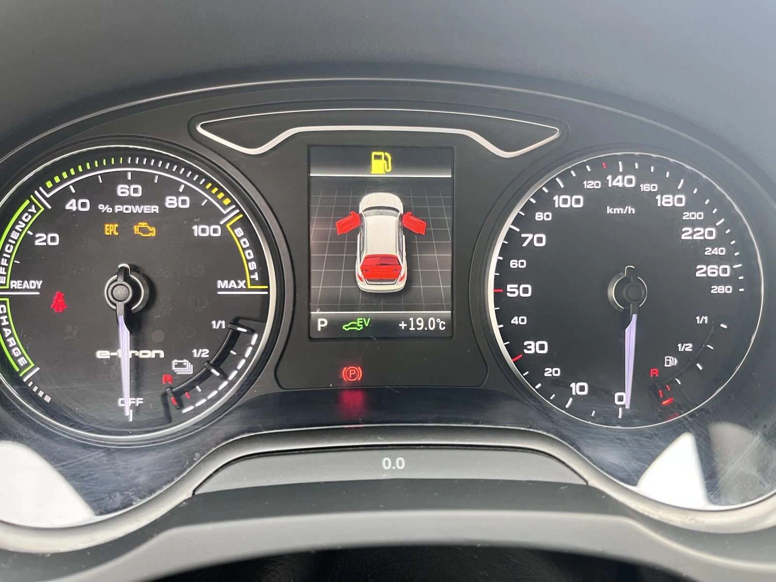 Audi A3 e-tron - изображение 8