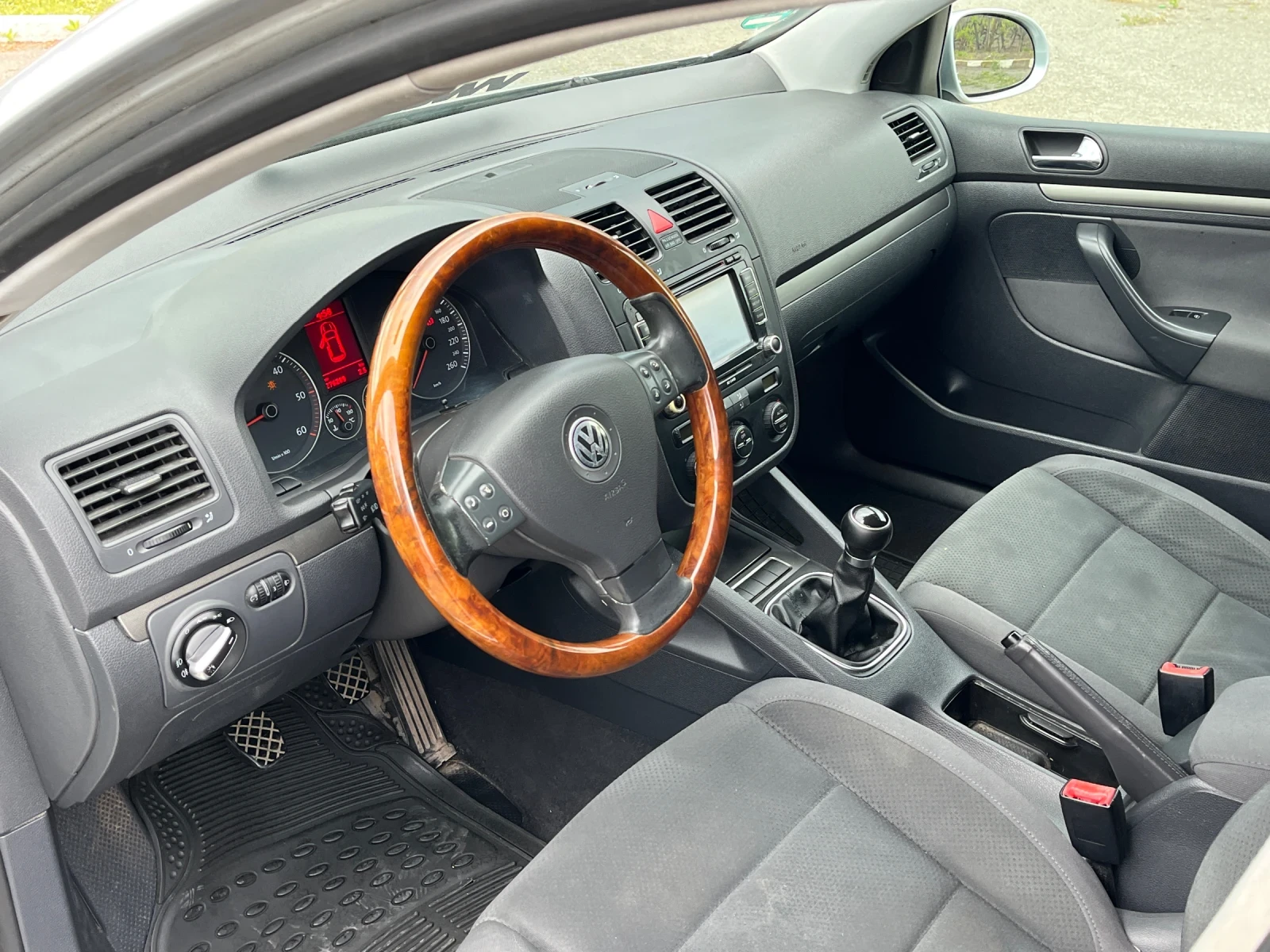 VW Golf 2.0TDI/6/СКОРОСТА, снимка 10 - Автомобили и джипове - 54575094