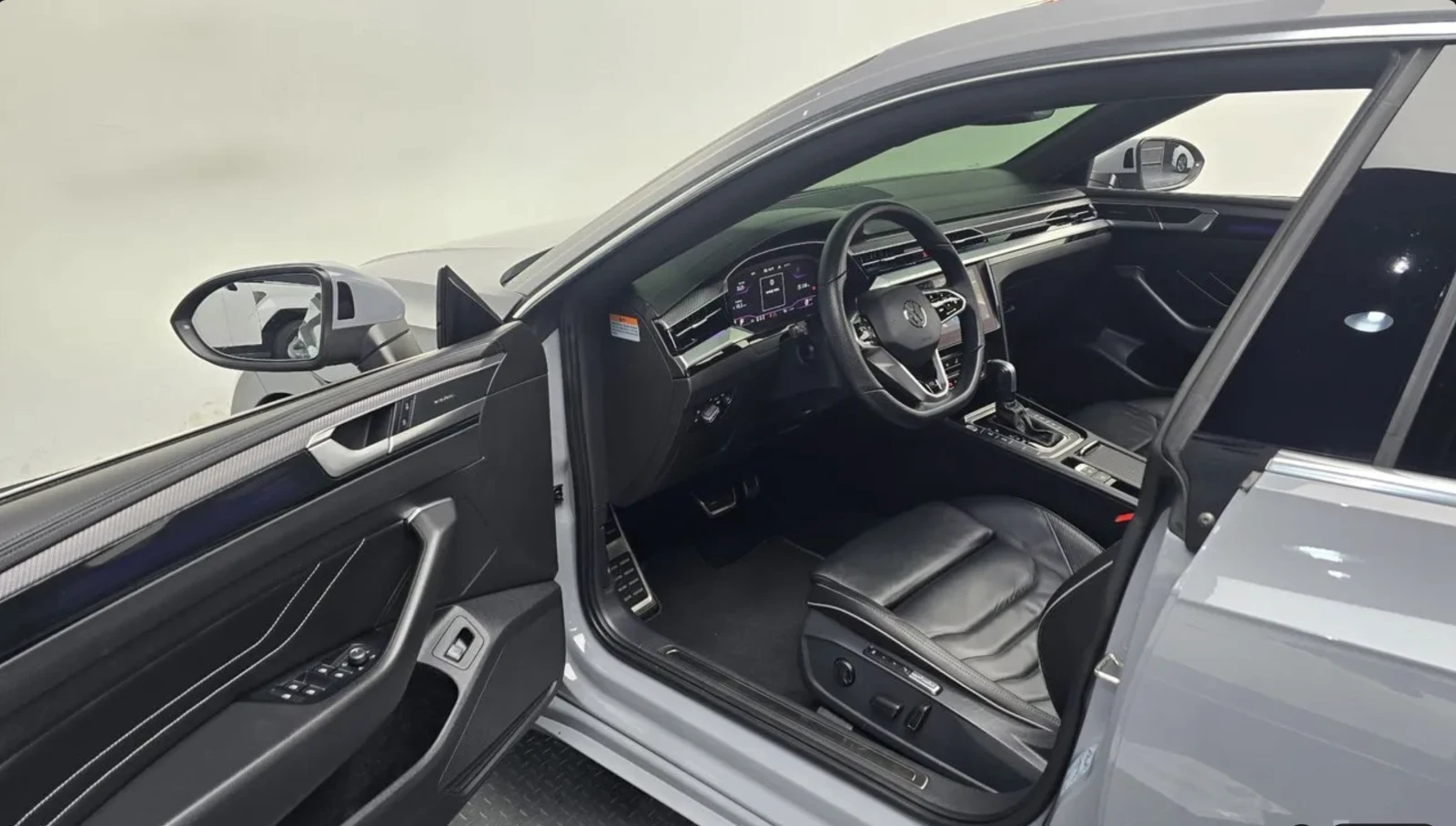 VW Arteon 2.0 TDI 4MOTION / R-line / 360 КАМЕРИ / ПАНОРАМА, снимка 13 - Автомобили и джипове - 54856537