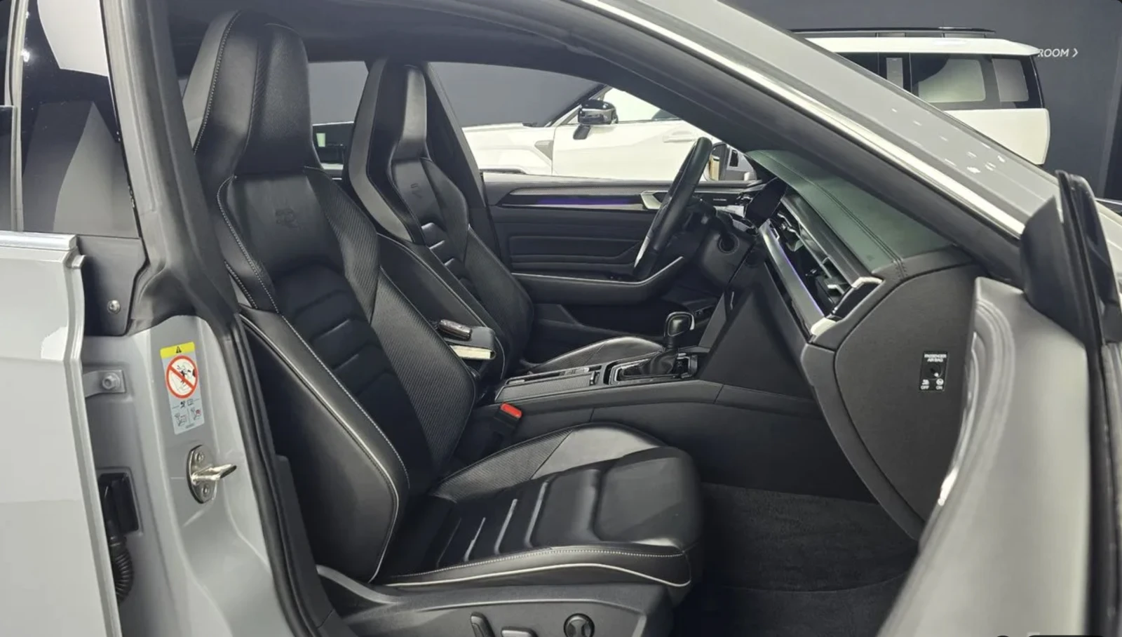 VW Arteon 2.0 TDI 4MOTION / R-line / 360 КАМЕРИ / ПАНОРАМА, снимка 11 - Автомобили и джипове - 54856537