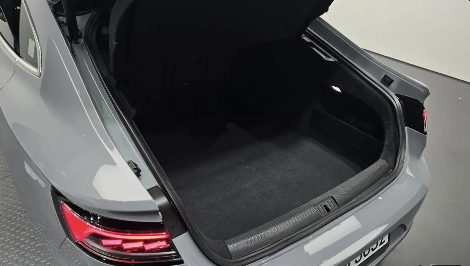 VW Arteon 2.0 TDI 4MOTION / R-line / 360 КАМЕРИ / ПАНОРАМА, снимка 17 - Автомобили и джипове - 54856537