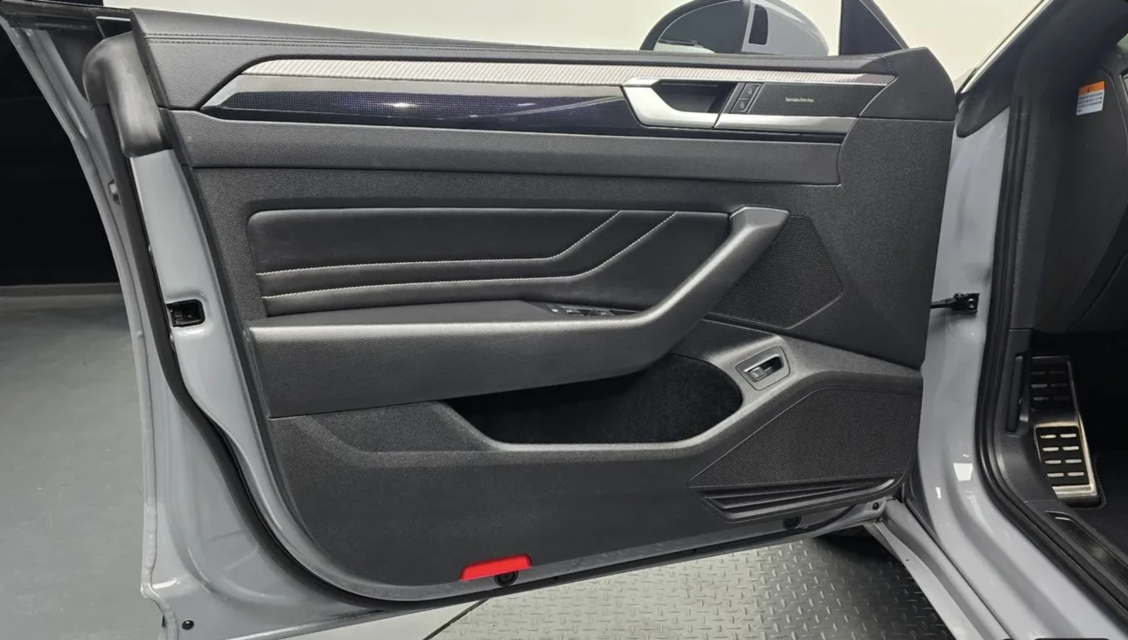 VW Arteon 2.0 TDI 4MOTION / R-line / 360 КАМЕРИ / ПАНОРАМА, снимка 9 - Автомобили и джипове - 54856537