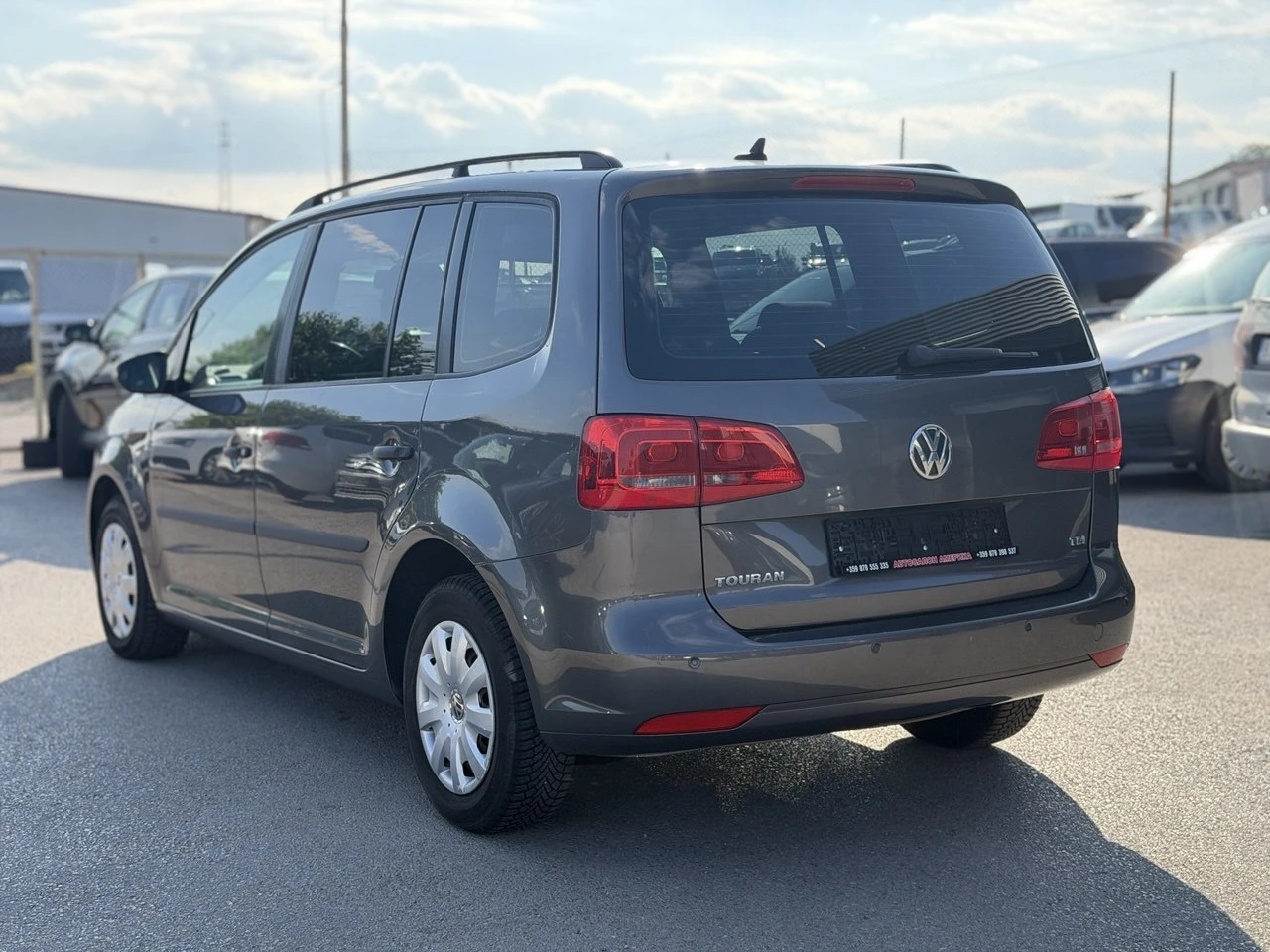 VW Touran 1.6TDI NAVI, снимка 4 - Автомобили и джипове - 55849691